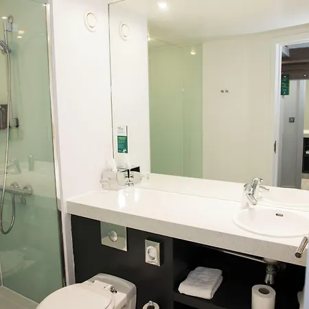 Centre By Ihg Hotel 4*
